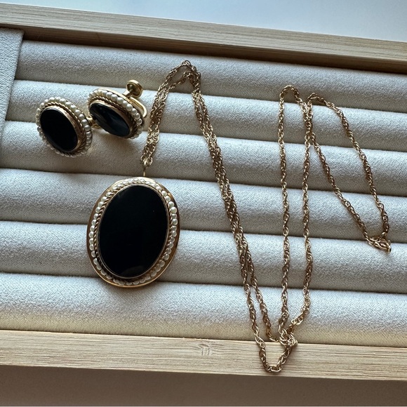 Vintage 12k Gold Filled Necklace and Screw Back Earrings with black beads - Picture 10 of 11